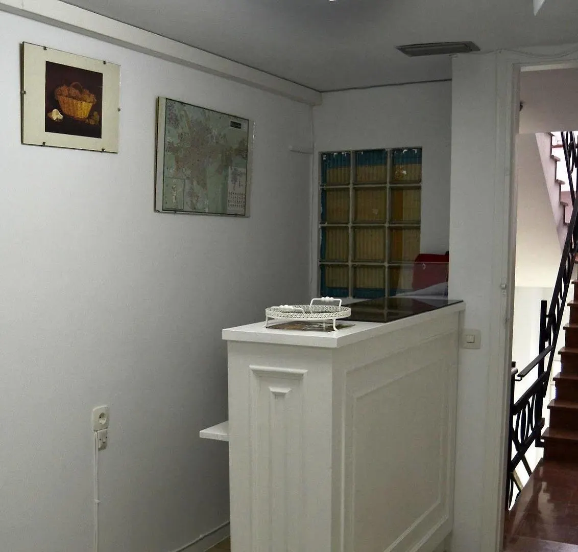 Hostal Isabel II Figueres  Guest house